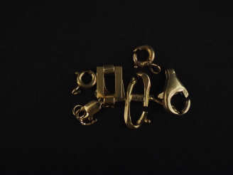 Vente aux enchères Ensemble comprenant cinq éléments de fermoirs et deux maillons de brac