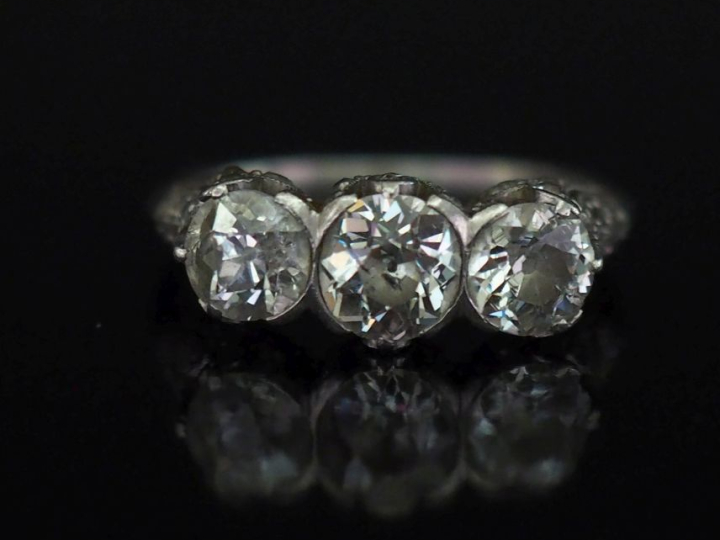 Bague de forme jarretière en platine 850, sertie de trois diamants tai