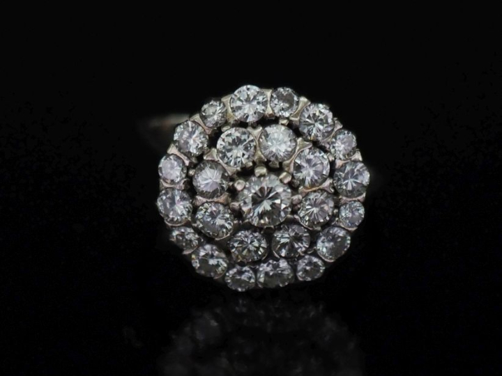 Bague ronde en or blanc 750, sertie en son centre d'une diamant taille