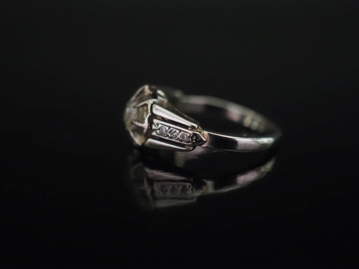 Bague de style Art déco en or blanc 750, sertie en son centre d'un dia