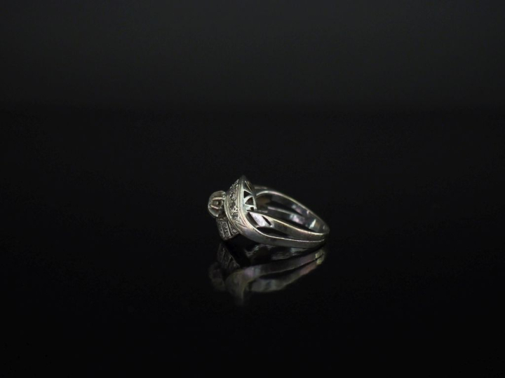 Bague de forme tourbillon en or blanc 750, sertie de petits diamants. 