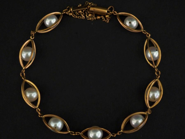 Bracelet souple en or jaune 750, composé de maillons ajourés et agréme