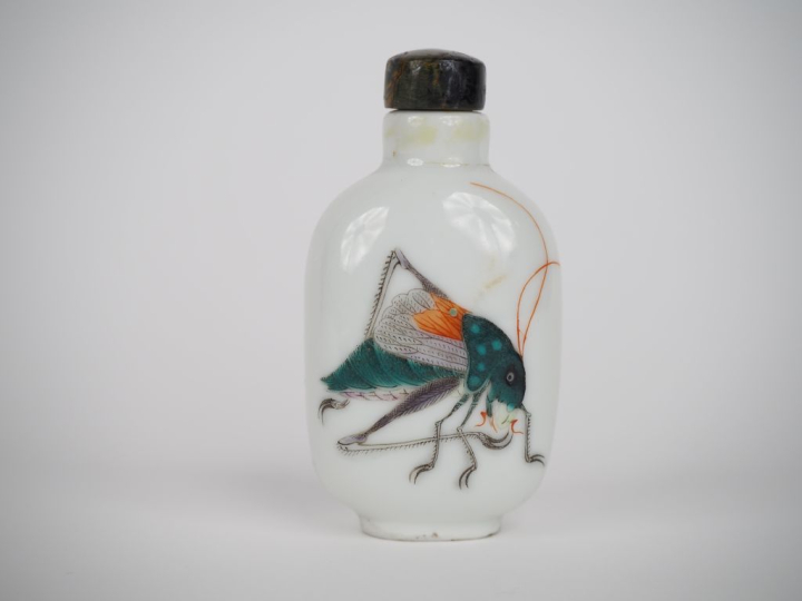 Chine, époque Daoguang,  Flacon tabatière en porcelaine et émaux polyc