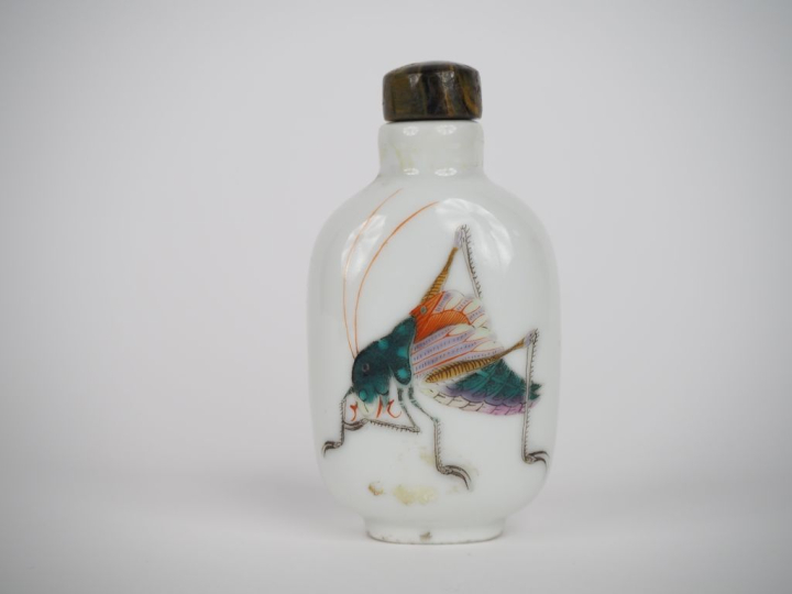 Chine, époque Daoguang,  Flacon tabatière en porcelaine et émaux polyc