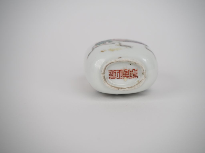Chine, époque Daoguang,  Flacon tabatière en porcelaine et émaux polyc