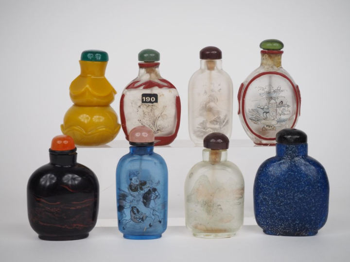 Chine XXe siècle,  Huit flacons tabatières en verre, dont cinq à décor
