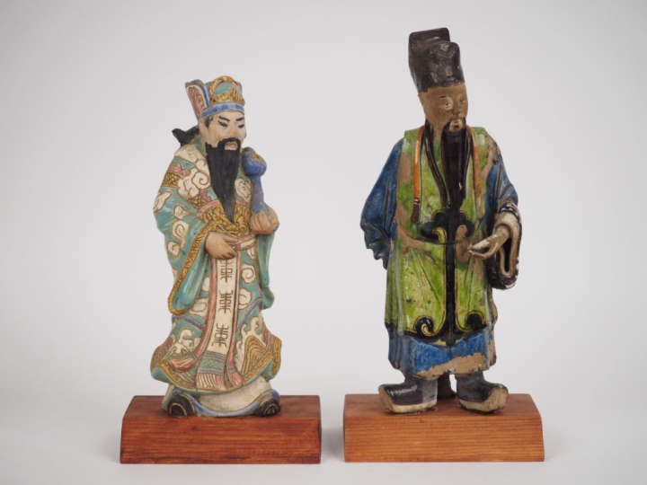 2 statuettes en terre cuite vernissée représentant deux dignitaires du