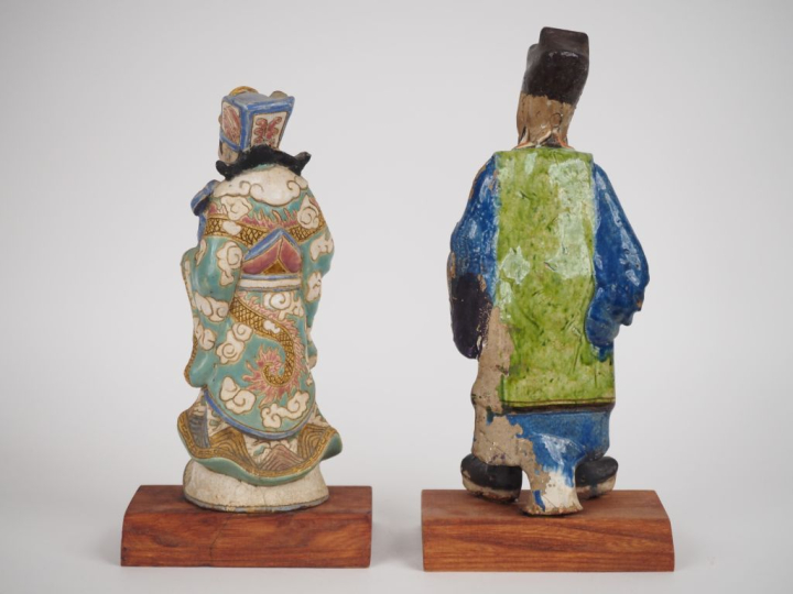 2 statuettes en terre cuite vernissée représentant deux dignitaires du