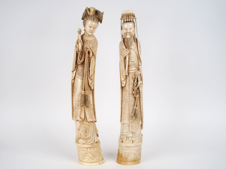 Chine, vers 1920  Deux grandes statuettes en ivoire, représentant un c
