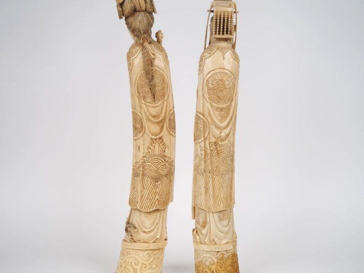 Chine, vers 1920  Deux grandes statuettes en ivoire, représentant un c