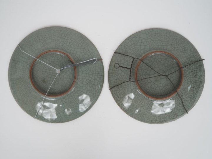 Japon, vers 1920 Deux coupes en porcelaine émaillée craquelée céladon,