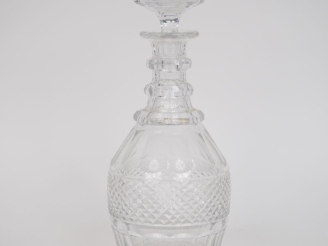 Vente aux enchères SAINT LOUIS.  Carafe en cristal taillé à décor de motifs géométriques.