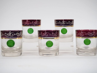 Vente aux enchères Suite de 5 verres à whisky en verre à décor de cabochons figurant des 
