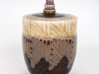 Vente aux enchères THARAUD à Limoges. Pot à épices en porcelaine polychrome à décor feuil