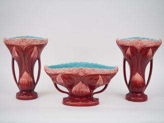 Vente aux enchères Garniture de cheminée trois pièces en faience de Sarreguemines à décor