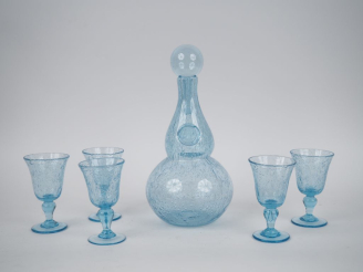 Vente aux enchères BIOT. Carafe et 5 verres en verre bullé et bleuté. Signé.