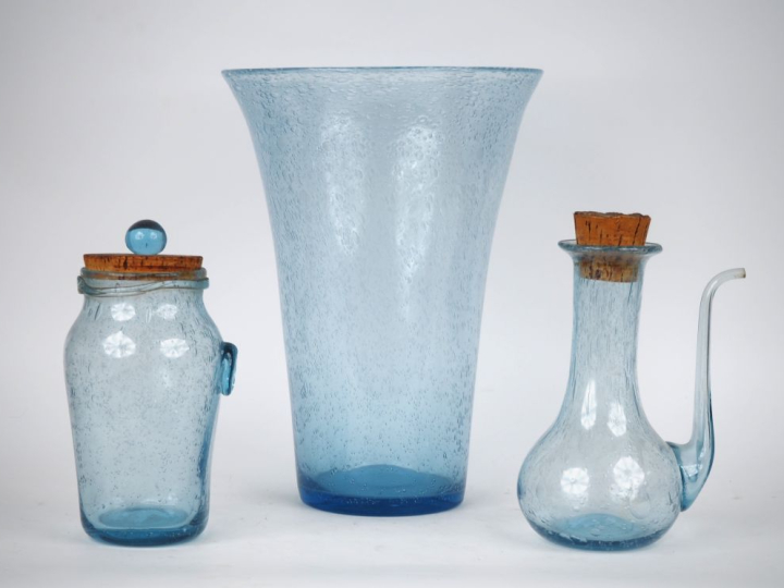 BIOT. Un vase, une verseuse et un pot en verre. Signés. H. de 25 à 37 