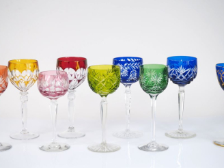 Vente aux enchères Ensemble de 8 différents verres à pied en cristal bicolore. On y joint