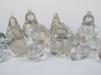 Vente aux enchères 13 différents fruits décoratifs en verre. H. De 8 à 12 cm.
