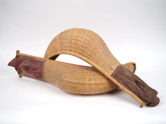 Vente aux enchères 2 chisteras en osier et cuir. L. 67 cm.