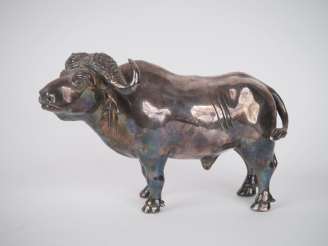 Vente aux enchères Sujet en argent fourré bas titre, "buffle". Signé. Poids tel. 618 g. D