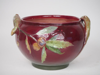 Vente aux enchères Jerome MASSIER à VALLAURIS. Jardinière en faience polychrome à décor e