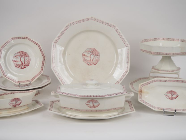 Partie de service de table en faience de GIEN à décor de frises geomét