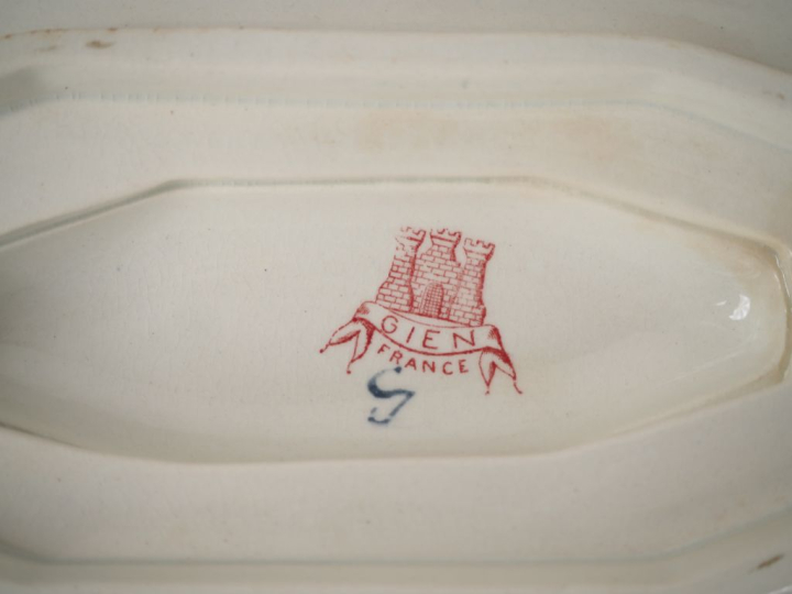 Partie de service de table en faience de GIEN à décor de frises geomét