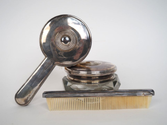 Vente aux enchères Nécessaire de toilette 1900 en argent 750 millièmes comprenant un peig
