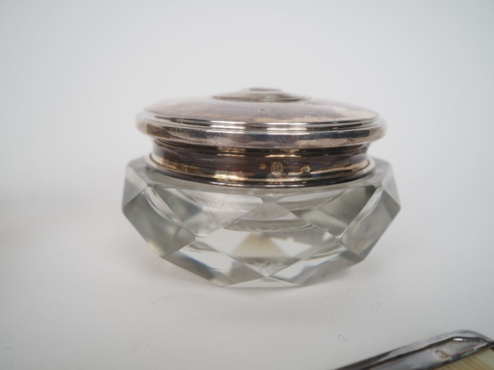 Nécessaire de toilette 1900 en argent 750 millièmes comprenant un peig