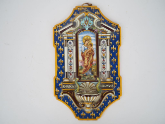 Vente aux enchères Bénitier vers 1900 en faience polychrome de Gien figurant en son centr