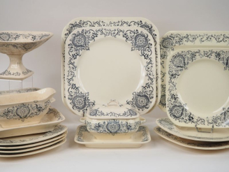 Vente aux enchères Partie de service de table en faience fine de Longchamp modèle Medicis