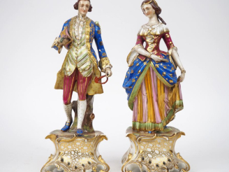 Vente aux enchères Paire de sujets XIXème en porcelaine polychrome de Paris, "élégants du