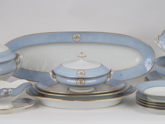 Vente aux enchères Partie de service de table Napoléon III en porcelaine de Paris à décor