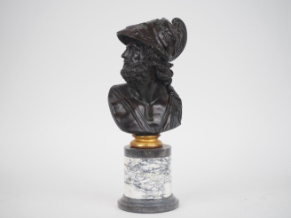 Vente aux enchères Ecole française XIXème. " Buste de Ménélas". Sculpture en bronze à pat