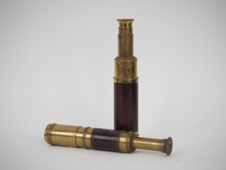 Vente aux enchères 2 différentes longues vues XIXème en bois laiton et cuir. L. 41 cm. L.