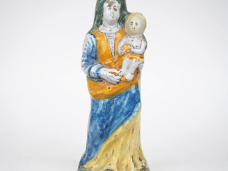 Vente aux enchères Vierge d'accouchée XIXème en faience polychrome. H. 28,5 cm. (Egrenure