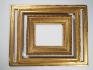 Vente aux enchères Lot de 3 cadres en bois sculpté et doré. Dim. 61 x 53 cm. Dim. 96 x 73