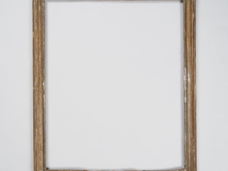 Vente aux enchères Cadre XVIIIème en bois mouluré sculpté et doré à décor en relief 