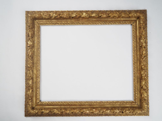 Vente aux enchères Cadre XVIIIème  bois sculpté et doré à décor feuillagé. Dim. 96 x 83 c