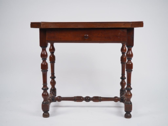 Vente aux enchères Table de milieu Louis XIII en bois mouluré, dessus, un tiroir en ceint