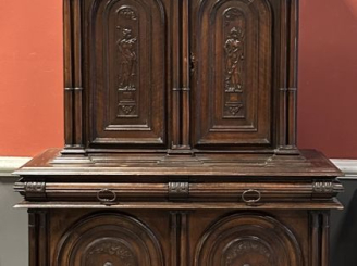 Vente aux enchères Très élégant Buffet deux corps Renaissance en noyer mouluré et finemen