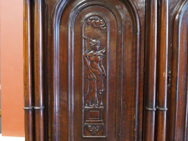 Très élégant Buffet deux corps Renaissance en noyer mouluré et finemen