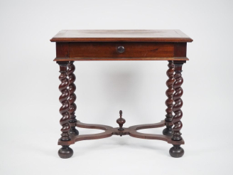 Vente aux enchères Table à écrire Louis XIIII en noyer mouluré, dessus bois, un tiroir en