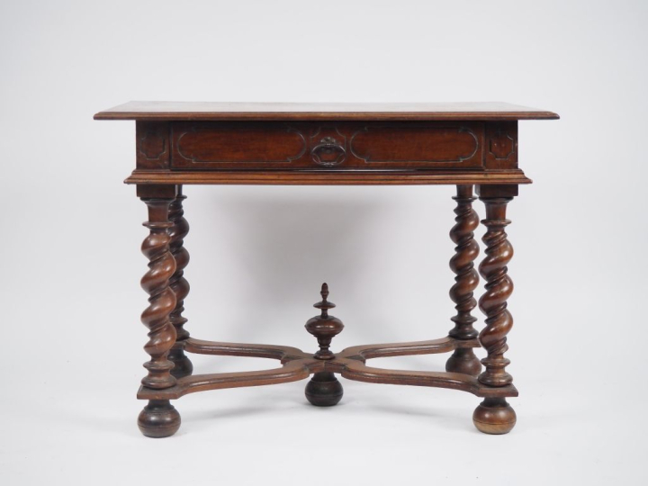 table à écrire Louis XIIII en noyer mouluré, dessus bois, un tiroir en