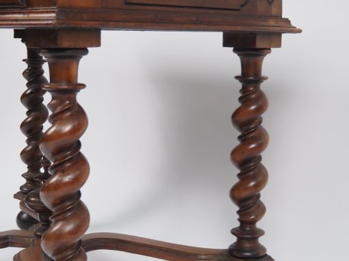 table à écrire Louis XIIII en noyer mouluré, dessus bois, un tiroir en