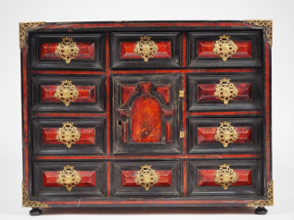 Vente aux enchères Cabinet flamand XVIIème en ébène, placage d'ébène, bois noirci et écai