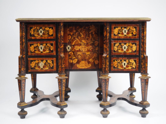 Vente aux enchères Bureau mazarin XVIIème en marqueterie sur fond d'ébène et de bois de v