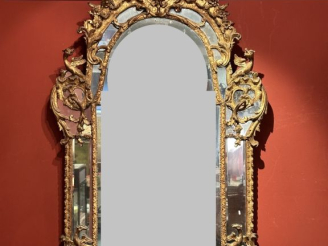 Vente aux enchères Grand miroir à parecloses fin XVIIème - début XVIIIIème en bois sculpt