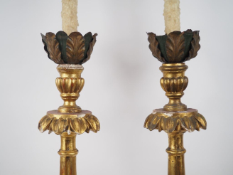 Vente aux enchères Paire de piques cierges XVIIIème en bois mouluré, sculpté et doré, 